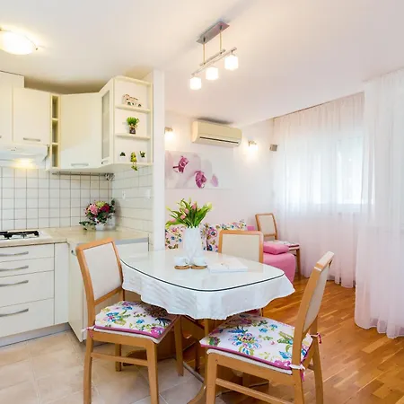 아파트 Marin-late Check In Available 스플리트